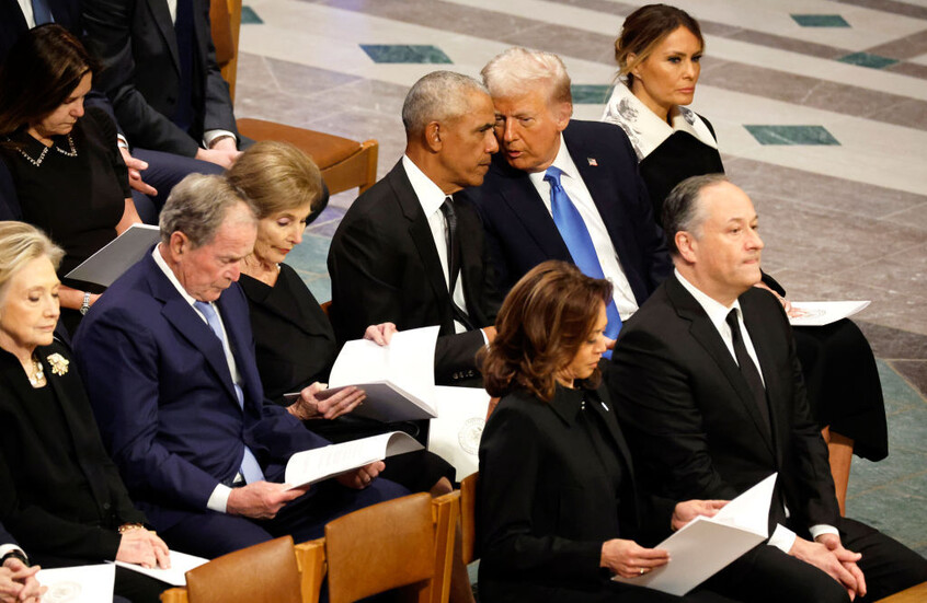 "محادثة مفبركة" في مجلس عزاء.. ترامب يسخر من هاريس وكلينتون (فيديو)