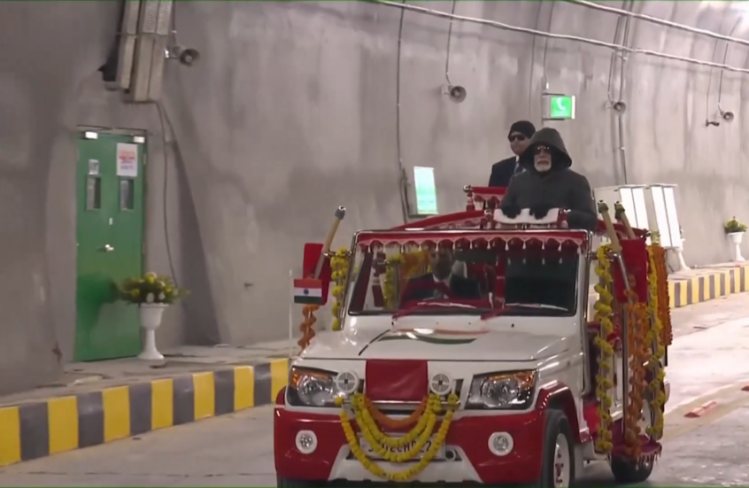 مودي يفتتح نفقا استراتيجيا في كشمير