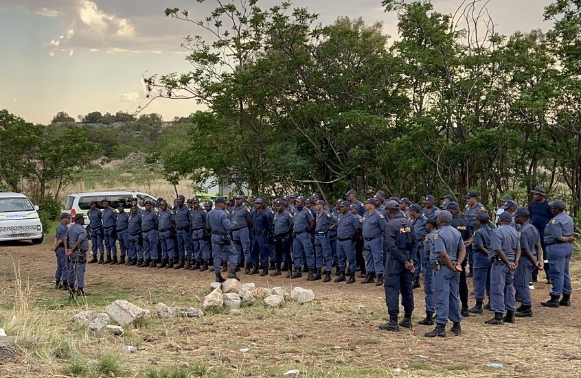 عدة أشهر تحت الأرض .. وفاة 100 على الأقل من عمال المناجم غير الشرعيين داخل منجم في جنوب إفريقيا