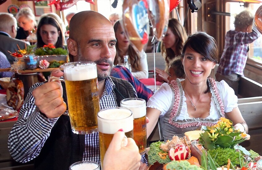 ملابس "حسناء لبنانية" تكشف العلاقة.. غوارديولا يواجه اتهامات بـ"الخيانة" الزوجية