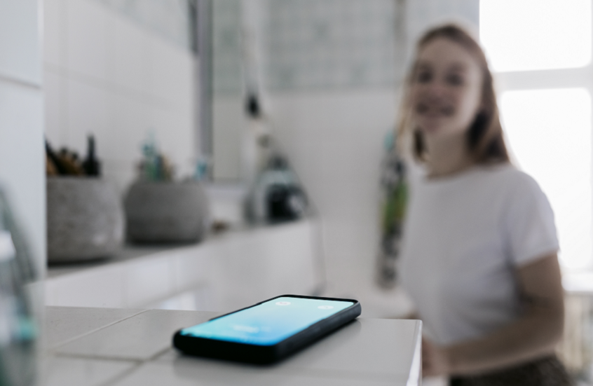 لماذا ينبغي عدم وضع الهاتف في الحمام أثناء الاستحمام؟