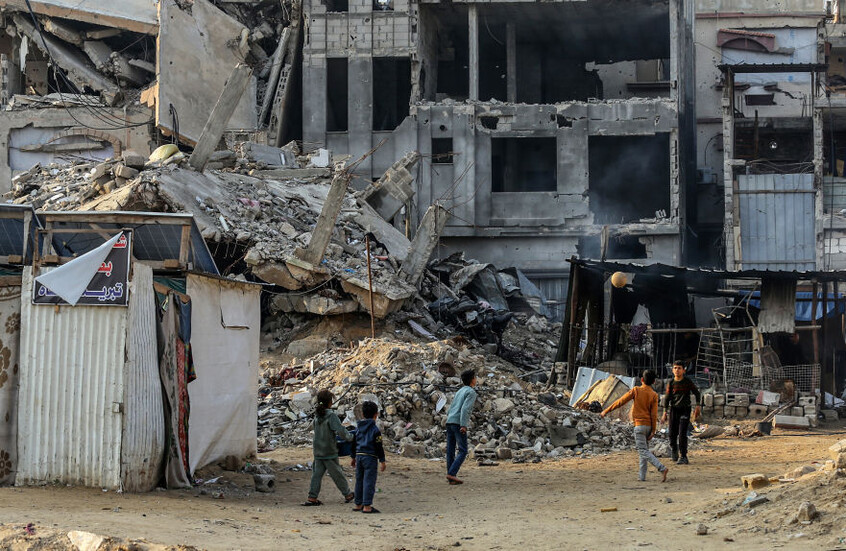 مراسل RT: إبادة عائلة كاملة في قصف إسرائيلي على دير البلح