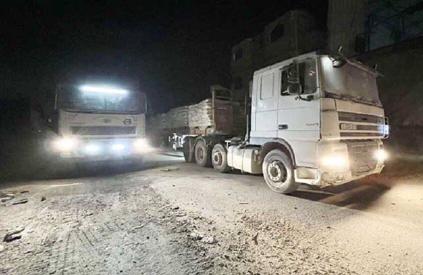 مئات شاحنات المساعدات تدخل جنوب قطاع غزة عبر شارع صلاح الدين (فيديو)