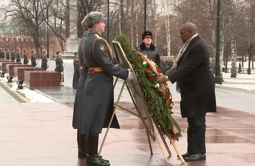 رئيس جمهورية أفريقيا الوسطى يضع إكليلا من الزهور عند ضريح الجندي المجهول في موسكو