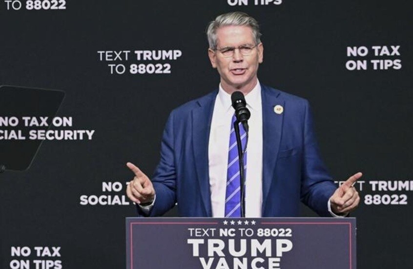 وزير الخزانة الأمريكي المستقبلي: واشنطن تواجه أزمة اقتصادية وزيادات ضريبية قياسية في نهاية العام