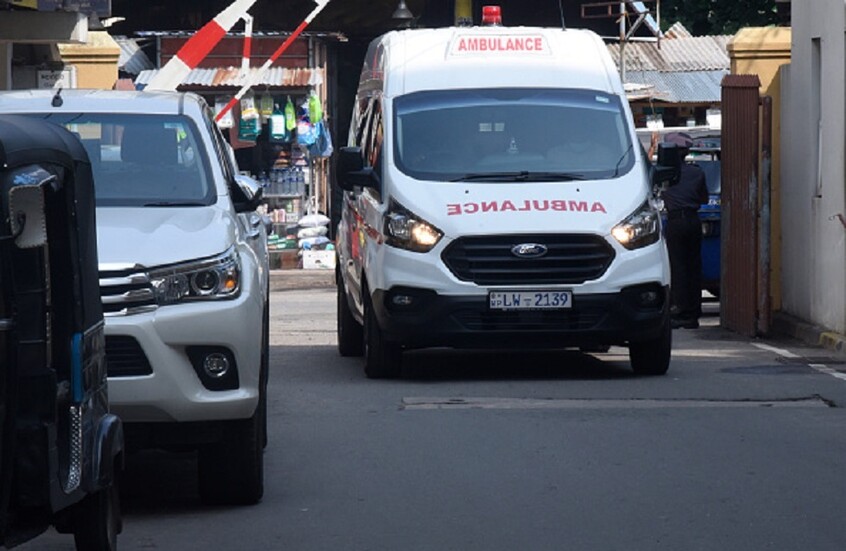 مقتل سائق وإصابة 12 سائحا روسيّا بحادث مروري في سريلانكا (فيديو)