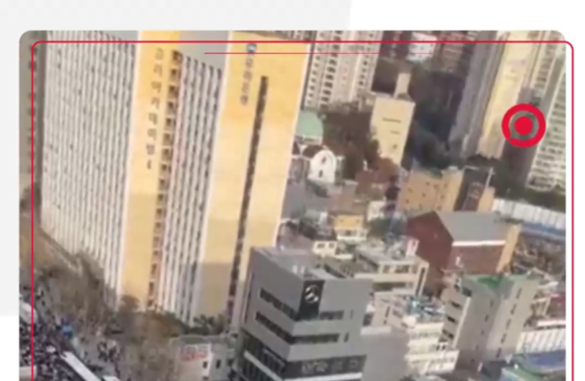 حشود من المؤيدين أمام محكمة سيئول لدعم الرئيس المعزول