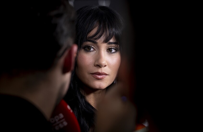 مطربة مشهورة ترد على مزاعم علاقتها بجود بيلينغهام