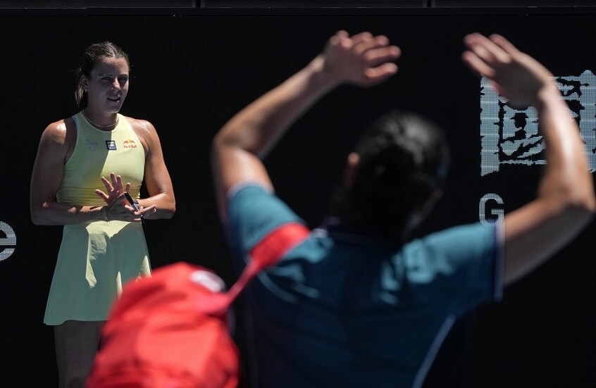 "وزيرة السعادة" التونسية تودع أستراليا (فيديو)