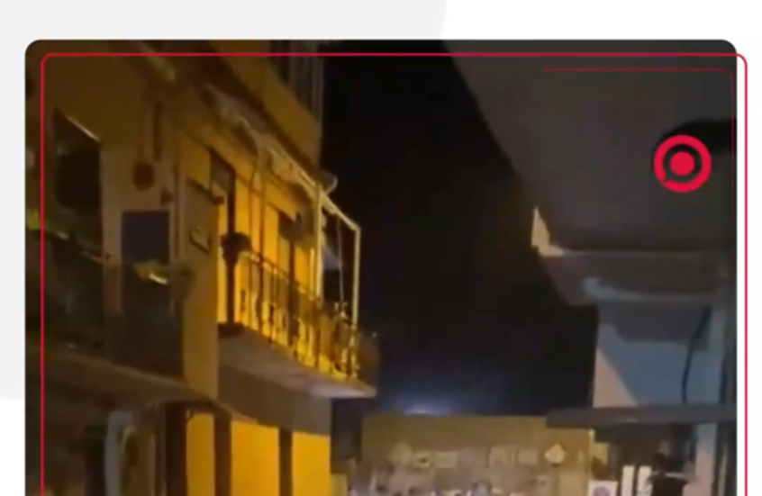 أمواج البحر تجتاح الشوارع في صقلية الإيطالية