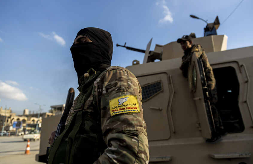 "رويترز" نقلا عن إداري كردي: "قسد" تعارض تسليم سجون مقاتلي "داعش" للإدارة الجديدة