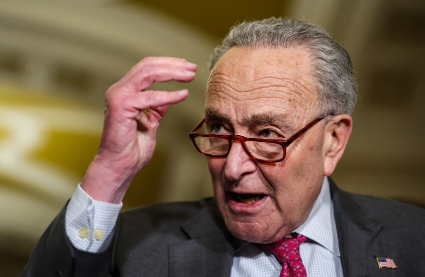 شومر يصف عفو ترامب عن مقتحمي الكابيتول بأنه "غير أمريكي"