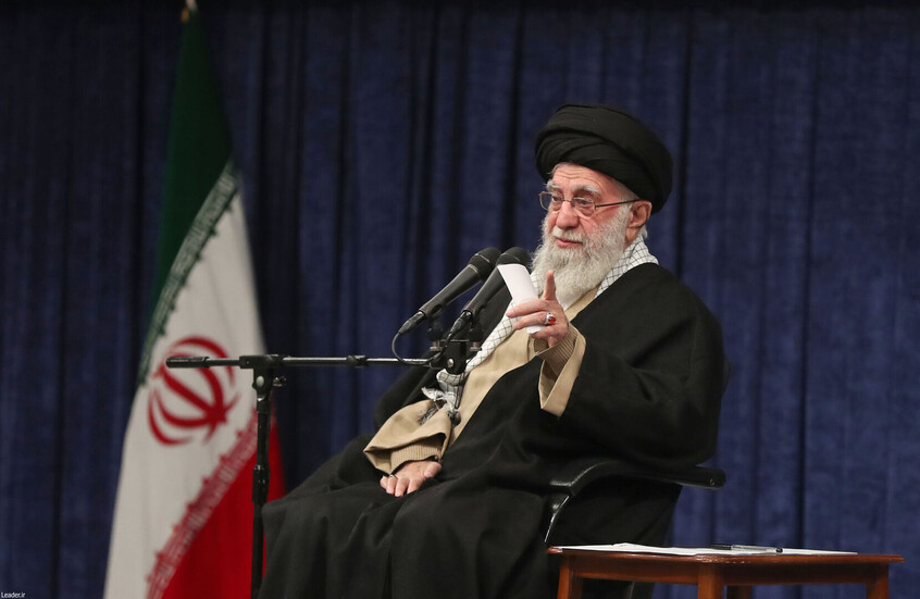 خامنئي: بين مشاكلنا في الداخل الاعتماد على الدولار