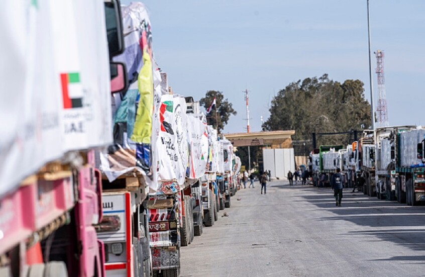 دخول 2400 شاحنة مساعدات إلى غزة حتى اليوم الرابع من وقف إطلاق النار (فيديو)