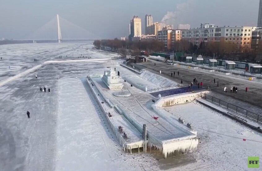 الصين.. حاملة طائرات عملاقة مصنوعة من الجليد والثلج ترابض على ضفاف نهر سونغهوا