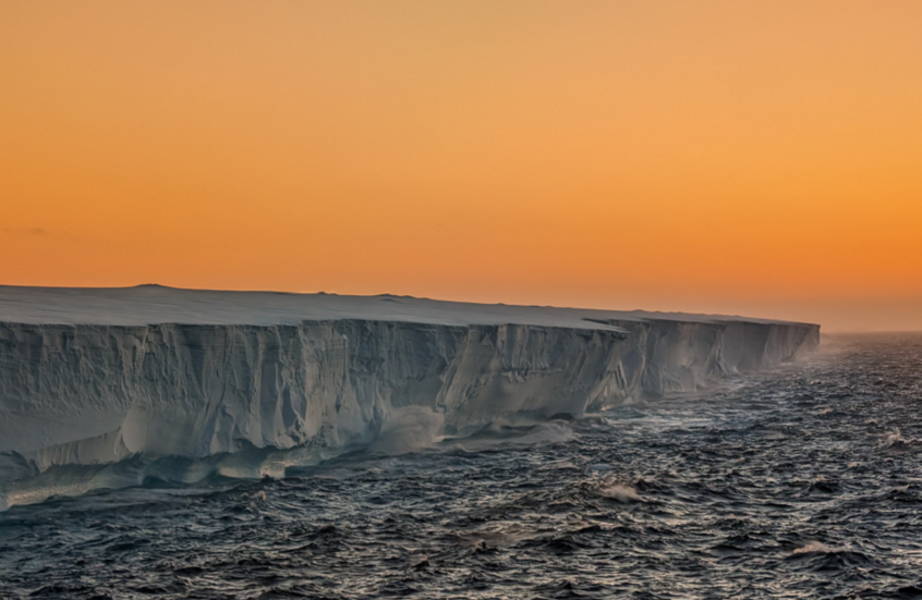 أكبر جبل جليدي في العالم يهدد بتدمير جزيرة بريطانية نائية