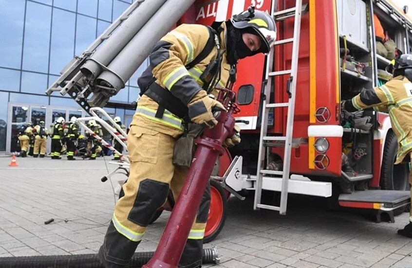 طواقم الإطفاء الروسية تخمد حريقا هائلا في مستودع قرب موسكو