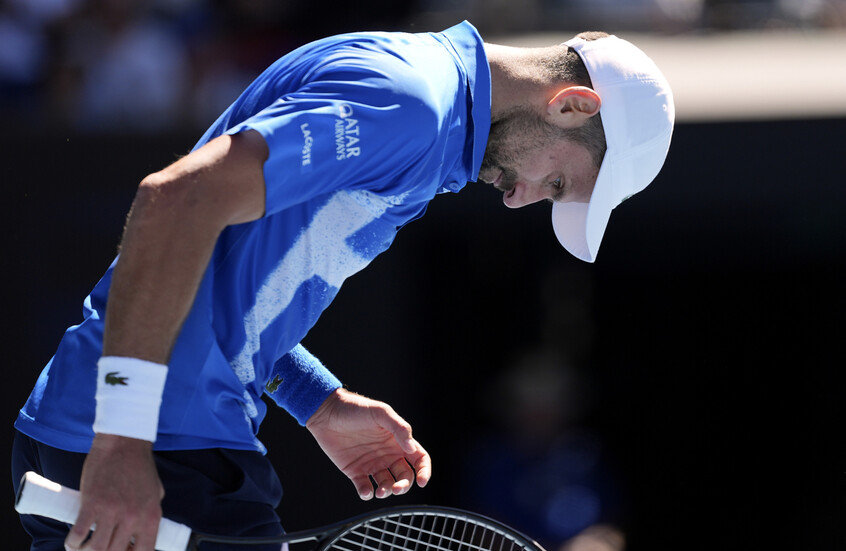 وسط صيحات الاستهجان.. دجوكوفيتش ينسحب أمام زفيريف في أستراليا المفتوحة