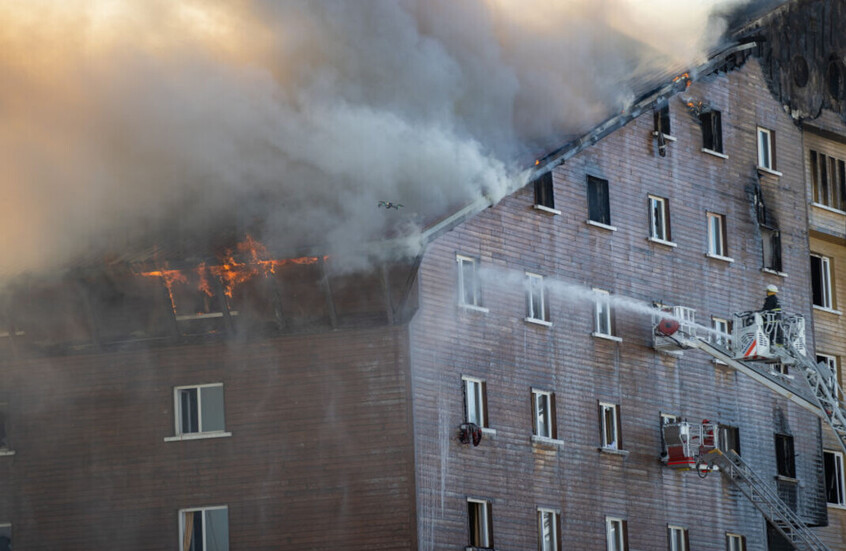 تركيا.. اعتقال مالك الفندق المحترق الذي أودى بحياة 78 شخصا