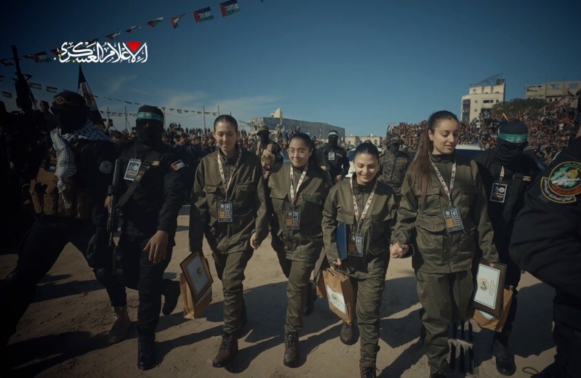 صفقة التبادل.. الأسيرات الإسرائيليات يودعن غزة برسالة شكر لمقاتلي القسام (فيديو)