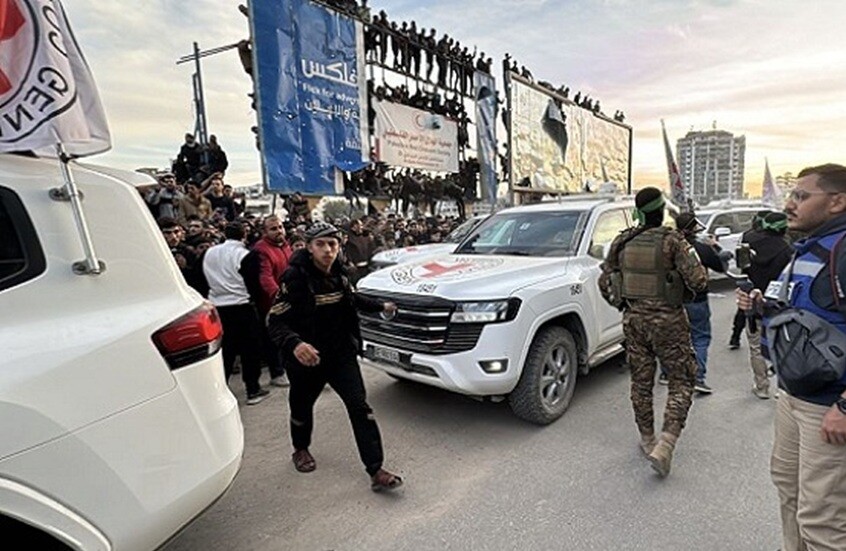 شاهد.. لحظة وصول الأسرى الفلسطينيين المبعدين إلى الأراضي المصرية (فيديوهات)