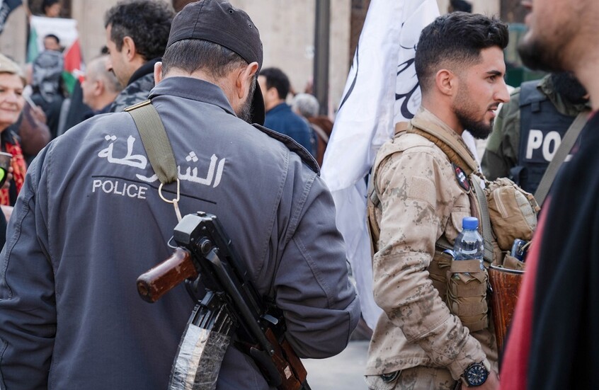 نجم سوري يحذر من خطورة ما تشهده سوريا حاليا ومن "تشويه وجه الثورة وخطف الانتصار" (فيديو)