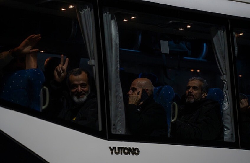 عميد أسرى جنين يتنسم هواء الحرية بعد 38 عاما قضاها في السجون الإسرائيلية (صورة)