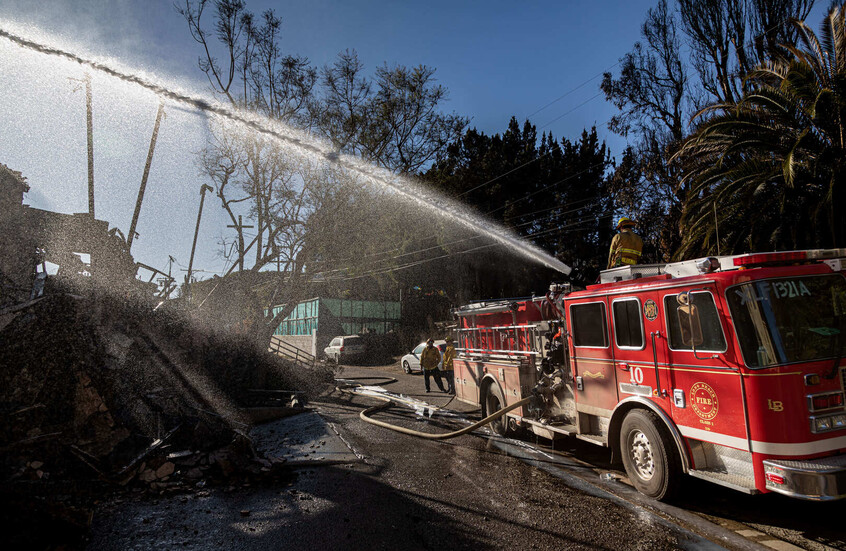 فرق الطوارئ في ولاية يوتا الأمريكية تكافح حريقا هائلا في مجمع سكني (فيديو)