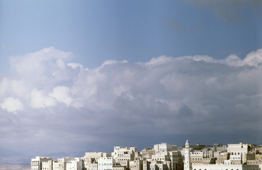 انطلاق أول رحلة من مطار الريان اليمني إلى القاهرة بعد توقف دام 10 سنوات