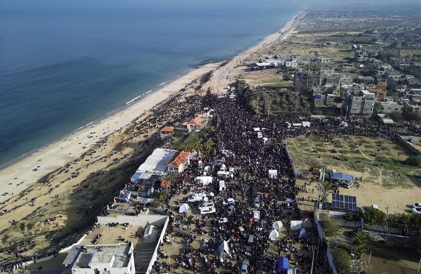 مع بدء انسحابه من محور نتساريم.. الجيش الإسرائيلي يذكّر بشروط عودة النازحين إلى شمال غزة