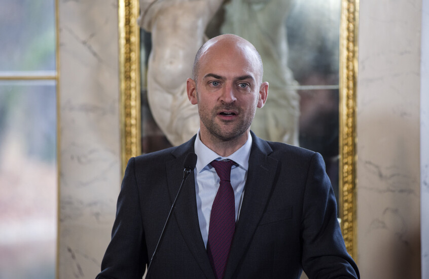 وزير الخارجية الفرنسي يعلن رفع بعض العقوبات عن سوريا