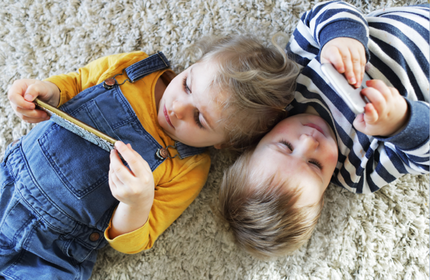 تحذير للأهالي.. التأثيرات السلبية لقضاء الأطفال وقتا طويلا أمام الشاشات!