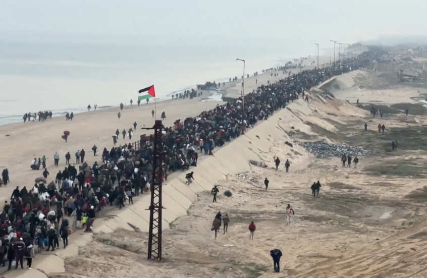 الآلاف يبدأون العودة إلى شمال قطاع غزة عبر شارع الرشيد الساحلي