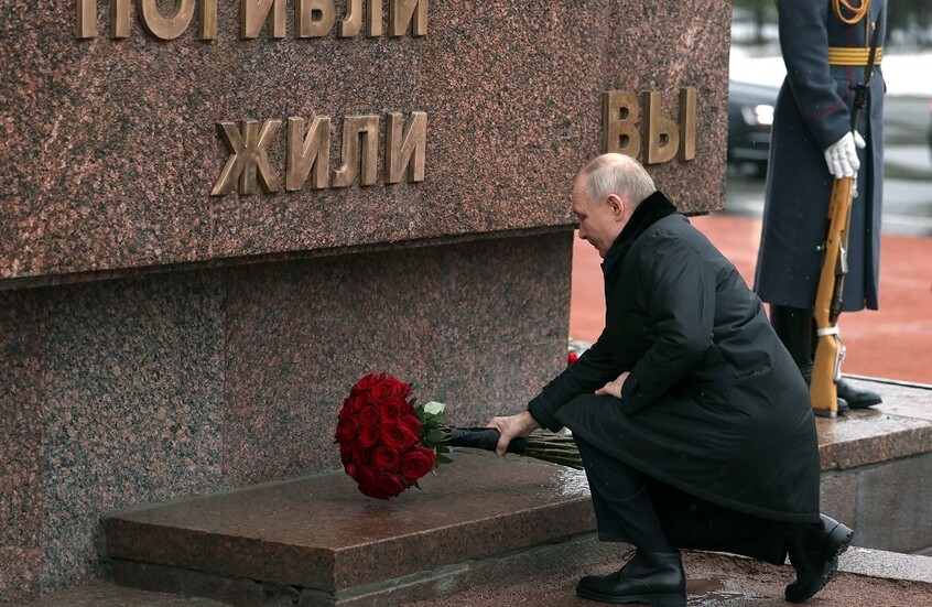 في موقع أصيب فيه والده.. بوتين يضع الورود على نصب تذكاري في ذكرى فك الحصار عن لينينغراد (فيديو)