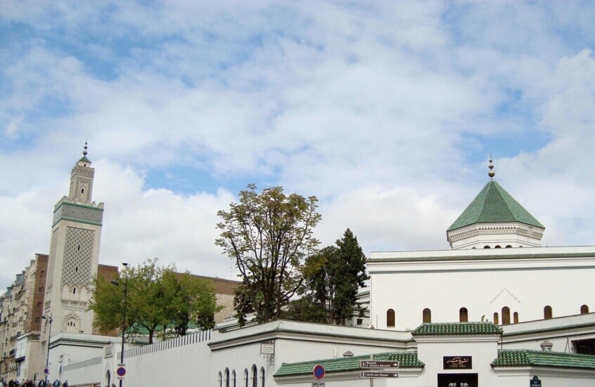 عميد مسجد باريس ينتقد "الهجمات الخبيثة والكاذبة" ضد الصرح الإسلامي في فرنسا