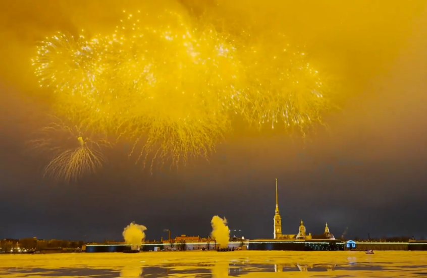 ألعاب نارية تضيء سماء بطرسبورغ في الذكرى الـ81 لرفع الحصار عن لينينغراد