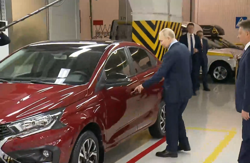 بوتين يطلع على سيارات جديدة في مصنع "أفتوفاز"
