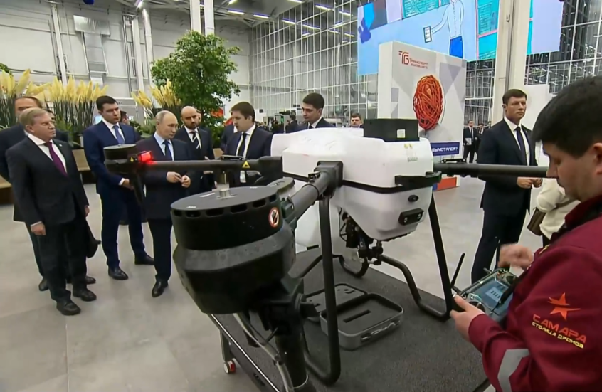 بوتين يتفقد مركز أبحاث وإنتاج الطائرات بدون طيار