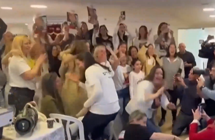 عائلة الأسيرة الإسرائيلية آغام بيرغر تحتفل بإطلاق سراحها