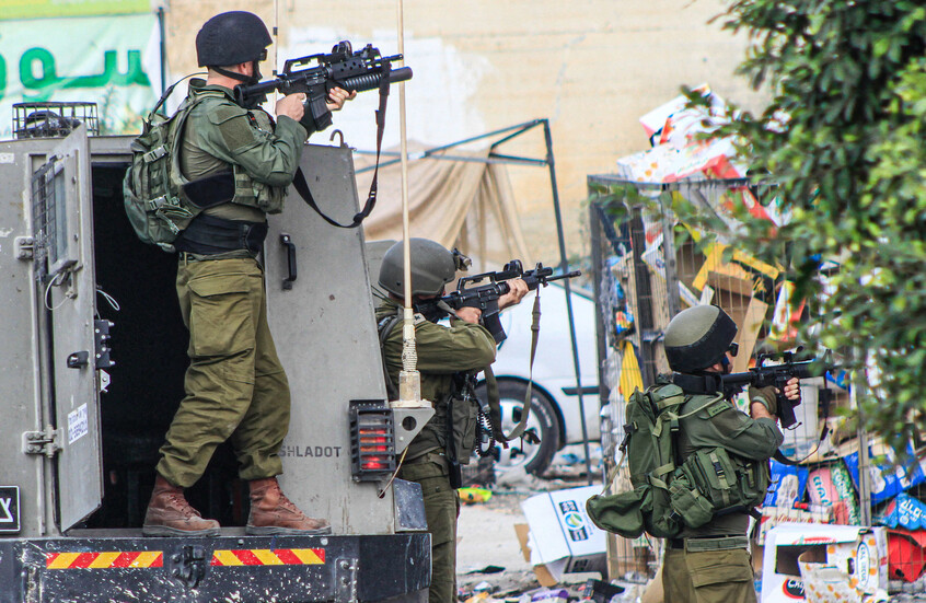 الجيش الإسرائيلي يشتبك مع عشرات الفلسطينيين خلال استقبالهم الأسرى القادمين من سجن عوفر