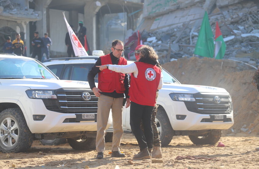 مشاهد توثق اللحظات الأولى للقاء الأسرى الفلسطينيين بعائلاتهم (فيديو)