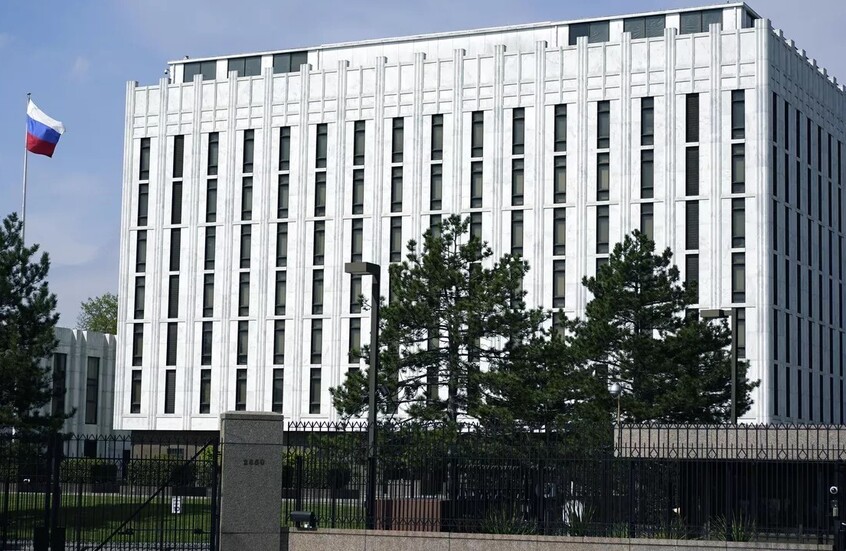 السفارة الروسية في واشنطن: نعرب عن تعازينا بضحايا حادثة الطائرة ونترقب معلومات حول الضحايا الروس