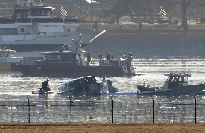 وكالة الطيران الأمريكية: طاقم العاملين ببرج المراقبة "لم يكن طبيعيا" وقت حادث الاصطدام الجوي