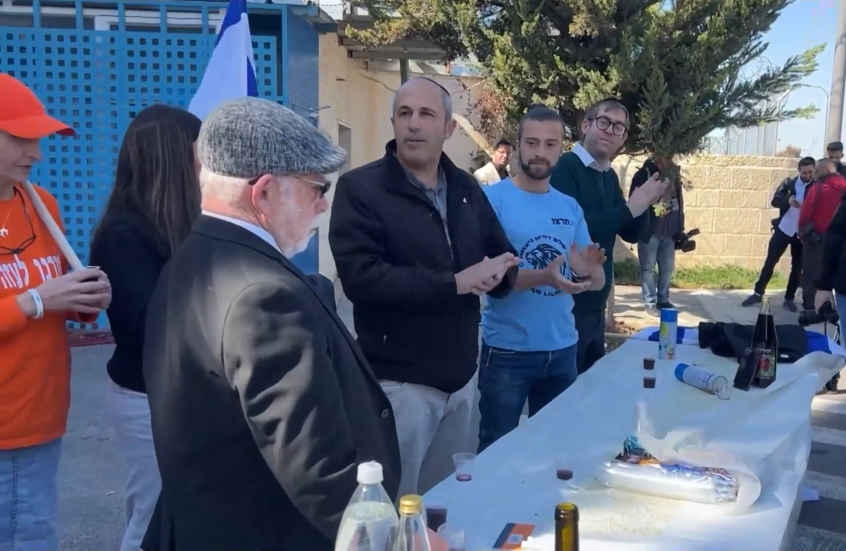 إسرائيليون يحتفلون بإغلاق مقر الأونروا في القدس