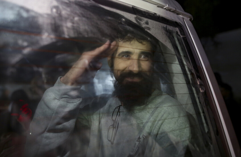 مصلحة السجون الإسرائيلية توزع "أساور تذكارية" على الأسرى الفلسطينيين المحررين (صور)