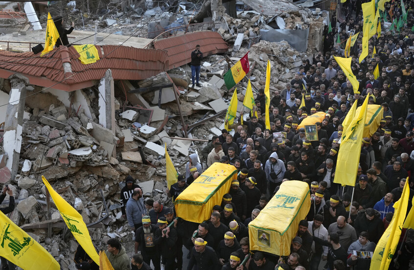 لبنان.. شخص يقتحم موكب تشييع قتيل في "حزب الله" ويصدم عددا من الدراجات النارية (فيديوهات + صورة)