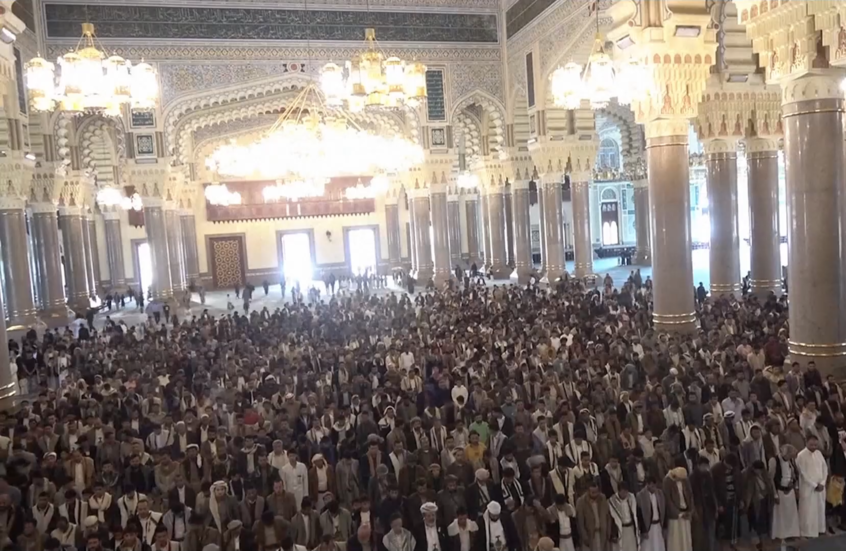 مئات اليمنيين يصلون على رئيس الجناح العسكري لحركة "حماس" بعد تأكيد مقتله في غارة جوية