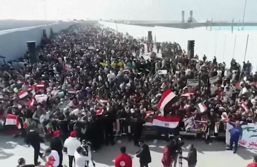 الآلاف يتجمعون على الحدود المصرية مع غزة احتجاجا على مقترحات تهجير الفلسطينيين