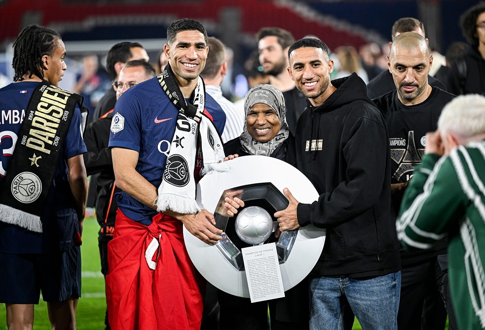 أشرف حكيمي يتحدث لأول مرة عن الطلاق ووضع ثروته باسم أمه فيديو