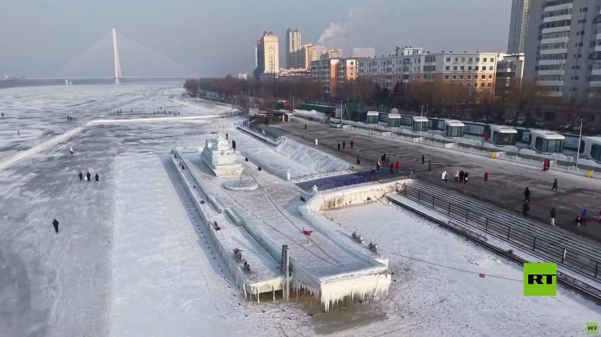 الصين حاملة طائرات عملاقة مصنوعة من الجليد والثلج ترابض على ضفاف نهر سونغهوا